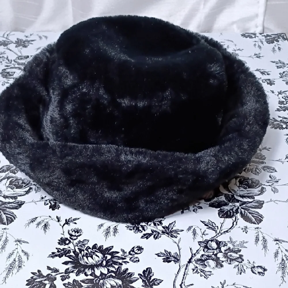 Luxurious Black Faux Fur Hat‎